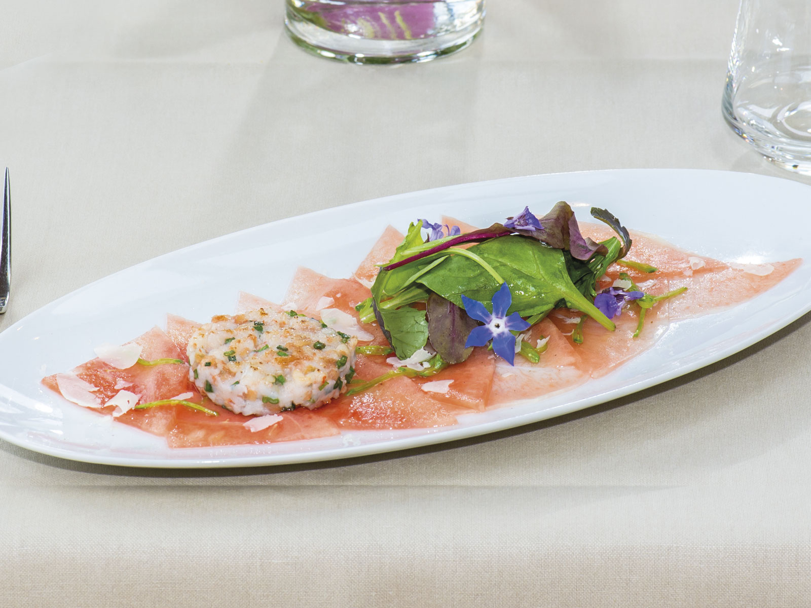 Wassermelonen-Carpaccio mit Garnelen-Tatar